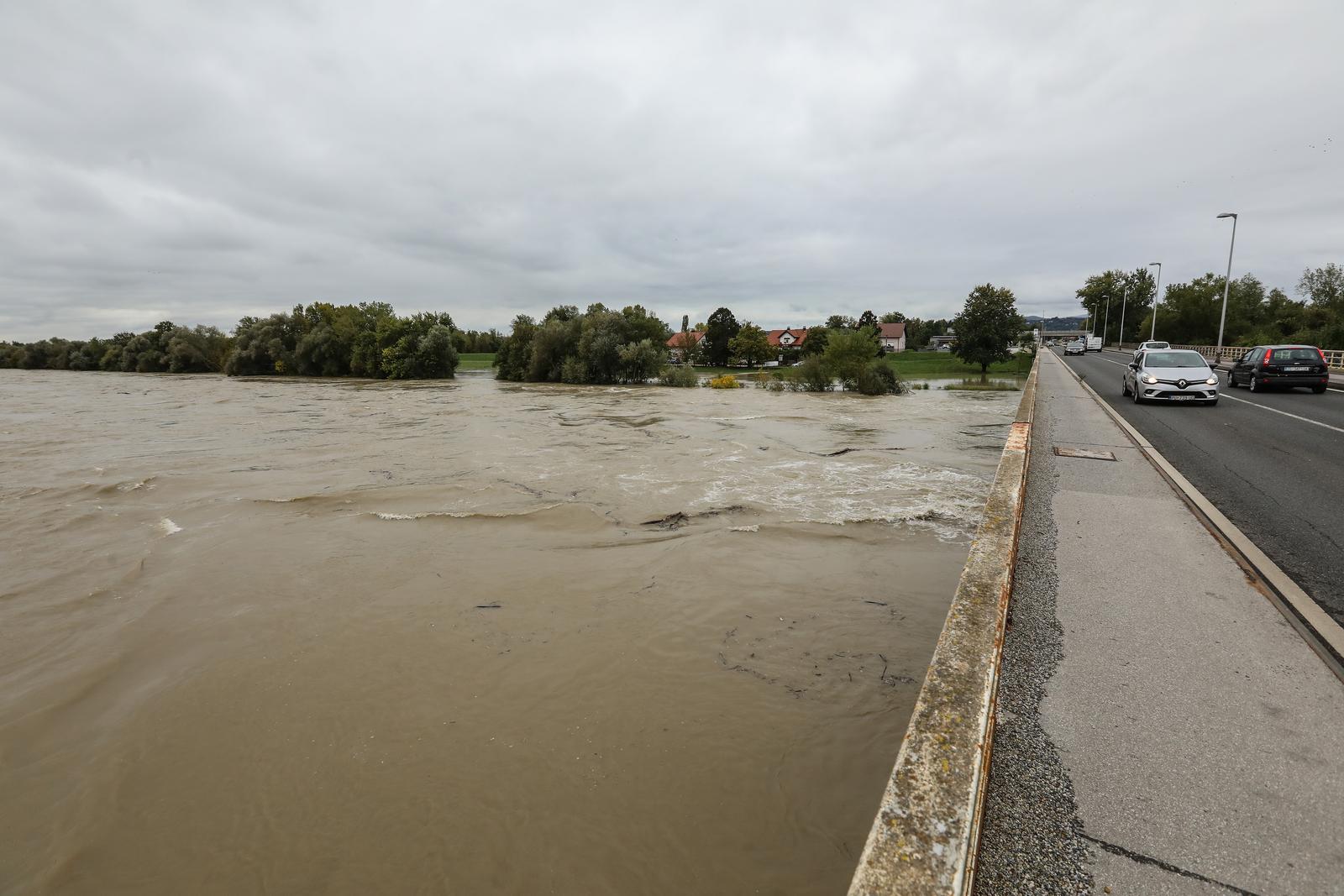 Zagreb: Sava se i kod Podsusedskog mosta izlila iz korita