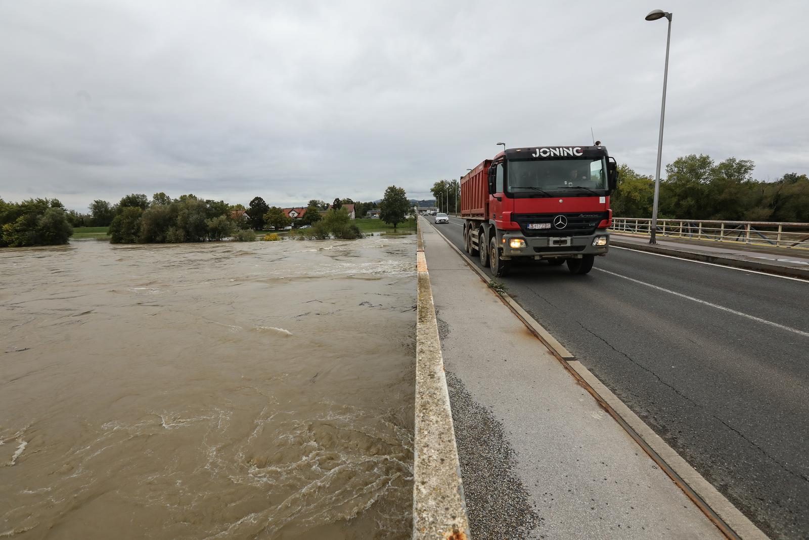 Zagreb: Sava se i kod Podsusedskog mosta izlila iz korita