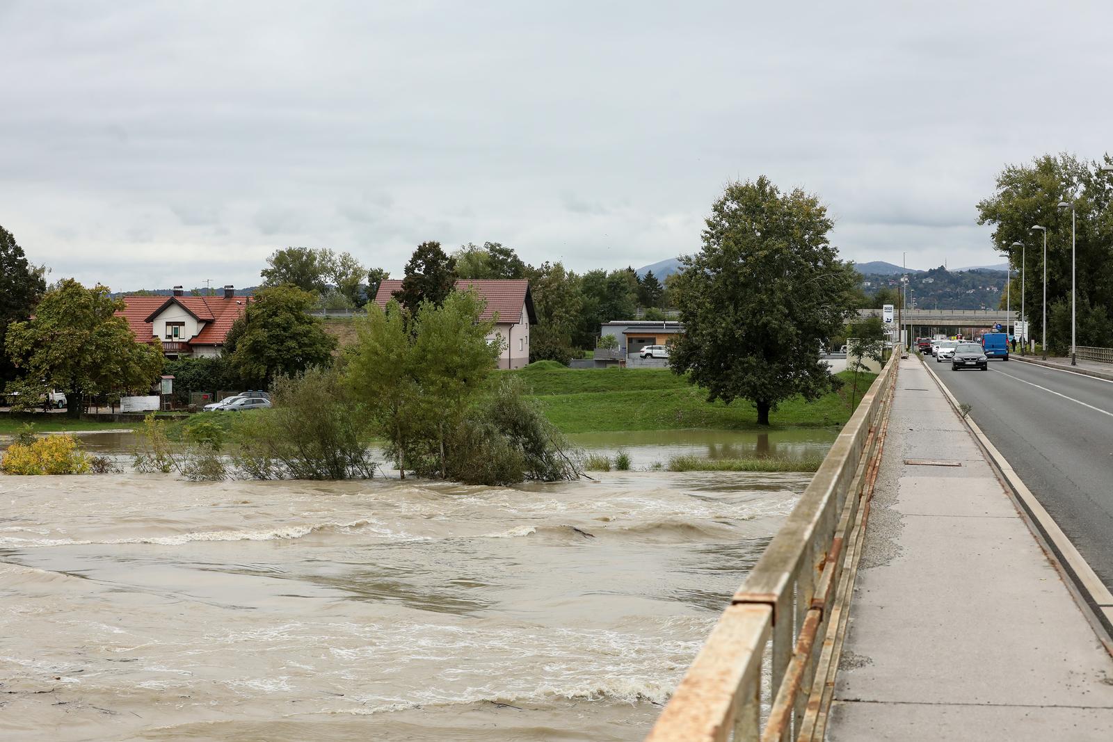 Zagreb: Sava se i kod Podsusedskog mosta izlila iz korita