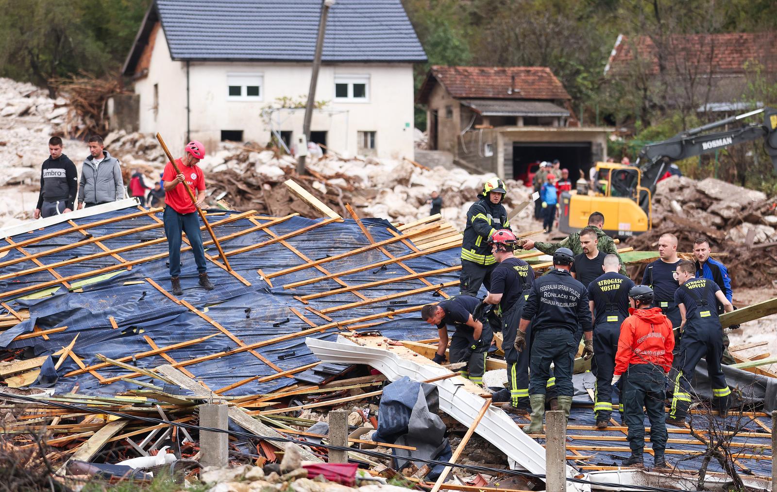 Najmanje 21 osoba izgubila je život u poplavama u BiH, započela potraga za nestalima