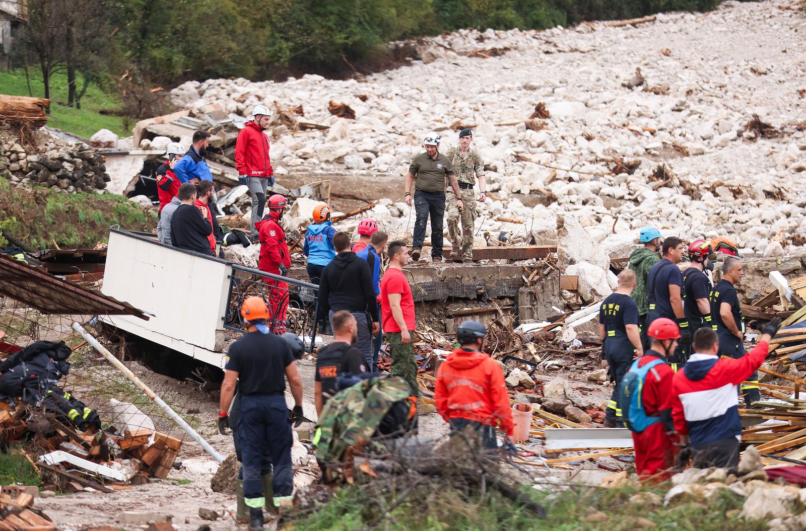 Najmanje 21 osoba izgubila je život u poplavama u BiH, započela potraga za nestalima