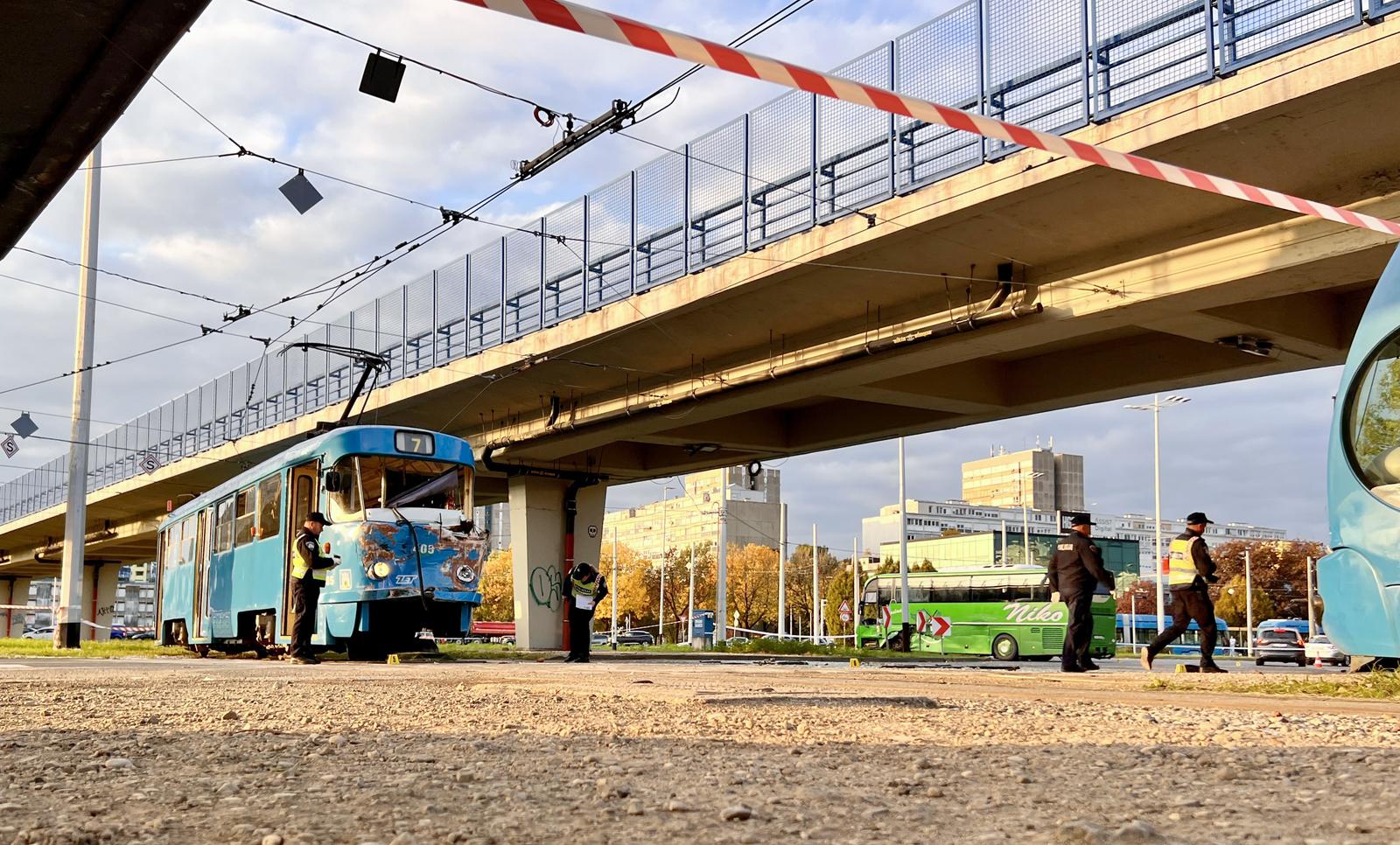 Jedna osoba poginula u sudaru tramvaja i autobusa