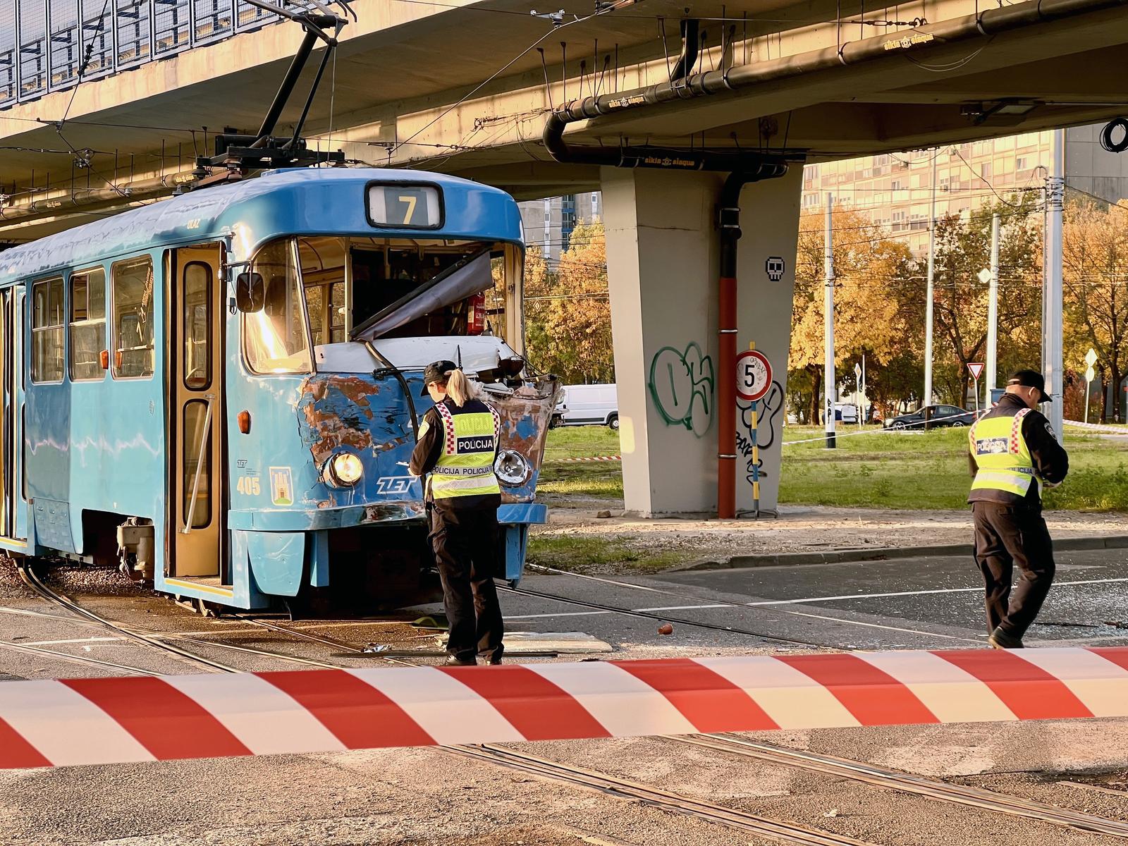 Jedna osoba poginula u sudaru tramvaja i autobusa