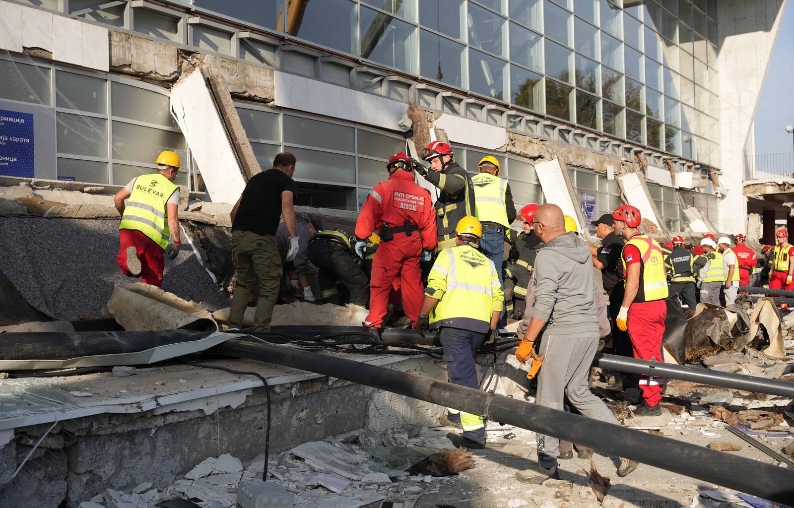 Urušila se nadstrešnica na kolodvoru u Novom Sadu, najmanje 11 mrtvih